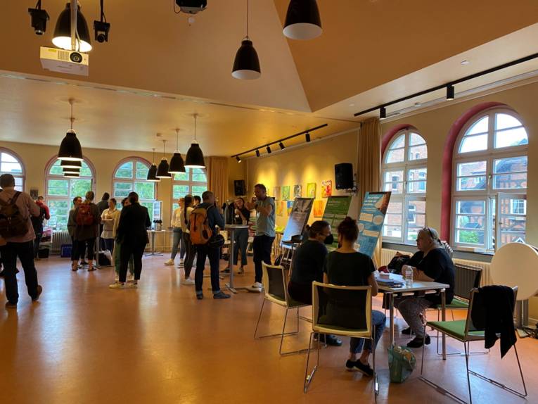 World-Café Tisch Frauenhaus 24 bzw. Frauen- und Kinderschutzhaus und Kinderschutzzentrum